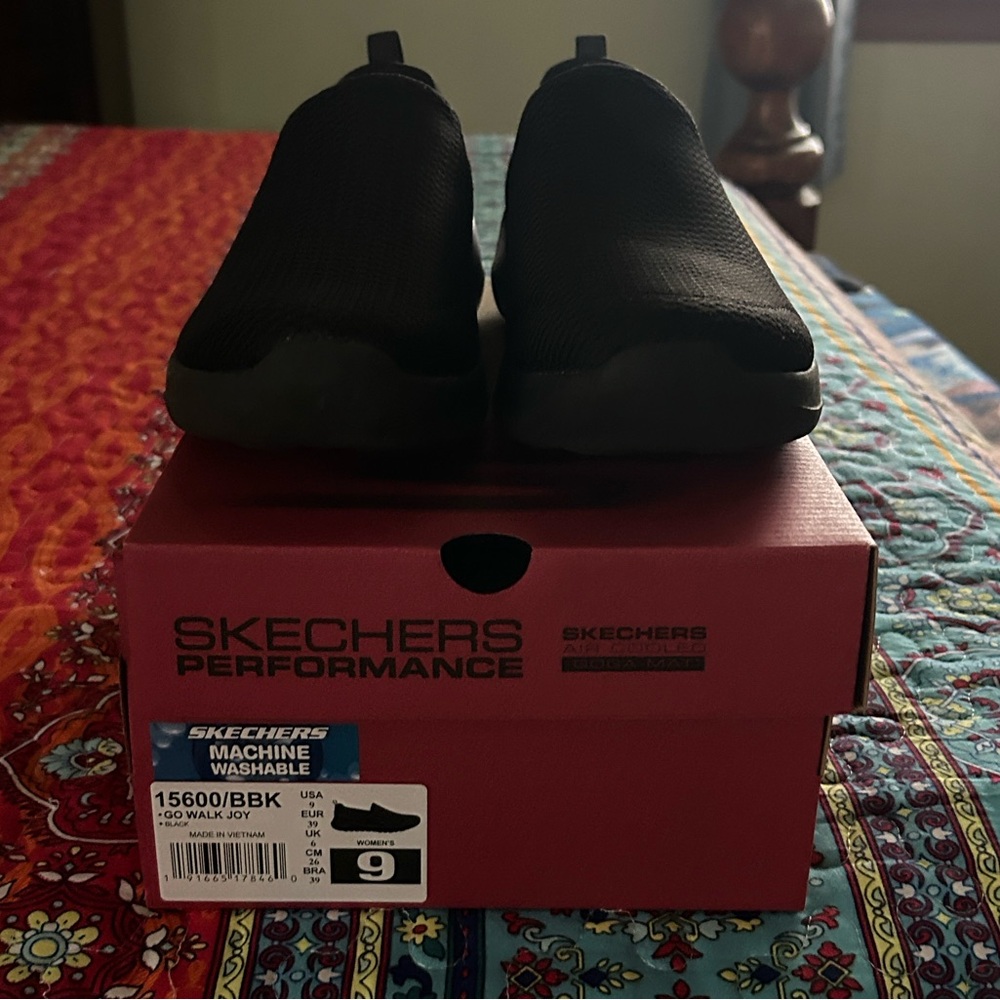 Skechers performance GoWalk Joy 15700/BBK BLACK SIZE 9